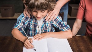 Robíte si s deťmi domáce úlohy? 3 dôvody vás presvedčia, že robíte veľkú chybu!
