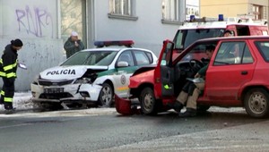Policajti smerovali do servisu a... Nasledovala čelná zrážka!