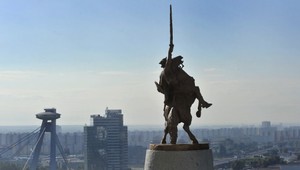 Socha Svätopluka na hrad nepatrí! Má veľké prirodzenie