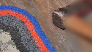 Muž vzal sekeru a hodil ju priateľke do hlavy. Hrozí mu 12-ročný trest