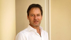 Paľo Habera odhodil oblečenie a všetci ostali v úžase: TOTO telo má po šesťdesiatke?!