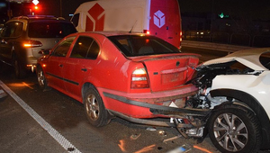 Opitý vodič spôsobil reťazovú haváriu. Zdemoloval štyri autá