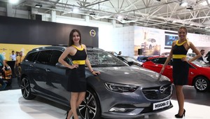 FOTO: Na bratislavskom autosalóne nájdete okrem áut aj krásne ženy