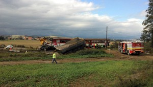 Nákladné auto sa zrazilo s vlakom, pätnásť zranených