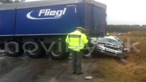 Nehoda v Dvoroch nad Žitavou, vodič (†54) vletel pod kamión