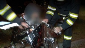 Mužovi spiacemu v stane niekto hodil dovnútra zápalnú fľašu