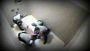 VIDEO. Policajti vyzliekali opitú ženu donaha!