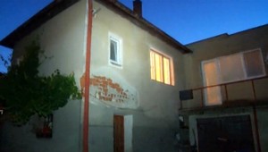 V Skýcove vybuchla izba v rodinnom dome, vnútri bola matka so synom