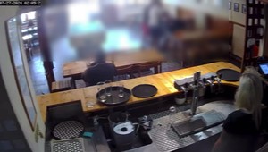 VIDEO: Traja agresori napadli muža sediaceho v pohostinstve, údajne malo ísť o konkurenciu