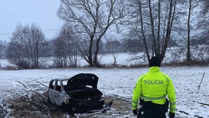 Plamene pohltili auto pri Detve: Polícia vo vnútri objavila zhorené telo