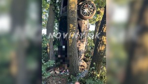 Muž (†30) zomrel pri tragickej nehode. Auto skončilo po náraze zapichnuté v zemi