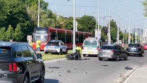 Hrozivá zrážka motorkára s osobným autom. Skončil v nemocnici