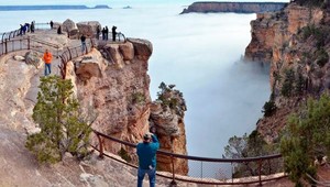 Dychberúce zábery prírodného úkazu. Grand Canyon vyplnila hmla