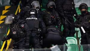 Hokejový zápas skončil hromadnou bitkou. Kluby dostali prísne sankcie