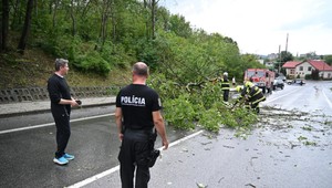 Východ Slovenska bičovalo krupobitie. Ničilo autá aj strechy