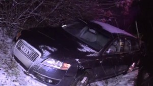 Vodič, ktorý viezol tehotnú manželku a malé dieťa dostal šmyk