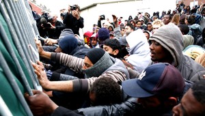 V ubytovni pre utečencov sa pobilo 300 ľudí, použili nože aj tyče