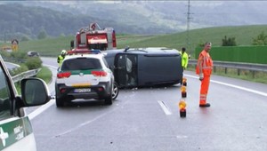 Búrka zaplavila cesty na strednom Slovensku, výsledkom je séria nehôd