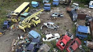FOTO: Príroda dostala zabrať. Staré autá a pneumatiky medzi drevom