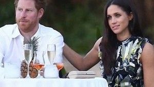 Princ Harry s priateľkou na svadbe. Zatienili aj novomanželov!