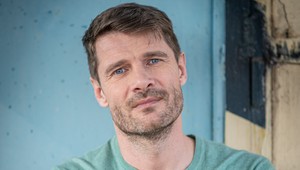 Milo Kráľ v novom videoklipe prekvapuje: Bez trička a vášnivé bozky so známou herečkou!