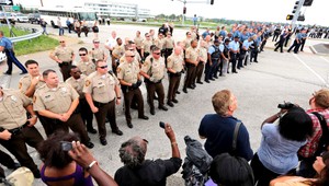 Ferguson opäť zachvátili demonštrácie, zatkli tridsaťpäť protestujúcich