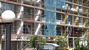 Robotníci si chceli uľahčiť prácu. Stavebnú suť vyhadzovali z 5. poschodia bez zabezpečenia okolia