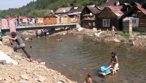 Rómovia si postavili vlastný aquapark! Dá sa v ňom nielen kúpať
