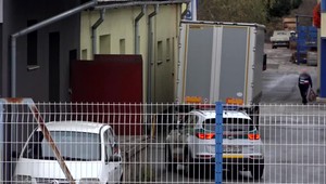 Kamión, ktorý sa sám pohol, pritlačil muža o stenu. Podľa informácií TV JOJ je v kritickom stave