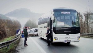 Pri Banskej Bystrici havaroval autobus plný ľudí