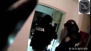 VIDEO: Zásah kukláčov v Medzilaborciach. Zadržali 21-ročného mladíka