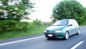 Auto môže svietiť len povolenými žiarovkami, inak prídete o techničák
