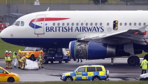 VIDEO. Britskému lietadlu vo vzduchu horel motor