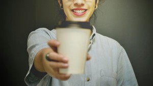 Ako si udržať žiarivo biele zuby, keď pijete niekoľko káv denne? TOTO radí zubár!