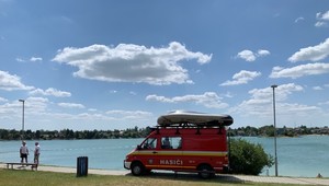 Pátracia akcia v Senci. Na brehu jazera našli oblečenie a doklady muža