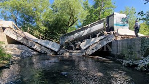 Kamión zlomil most v rekonštrukcii: Vodič s vozidlom skončili vo vode