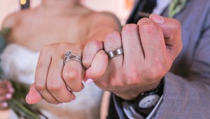 Nový trend pre zaľúbencov: Namiesto snubných prsteňov si dávajú TOTO