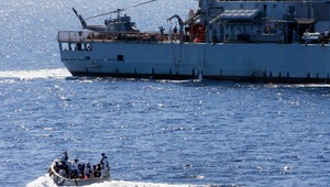 Pri útoku na loď zahynuli traja námorníci. Podozriví sú jemenskí povstalci