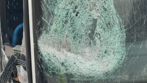 Opitý muž niesol posteľ cez cestu, zrazil ho autobus. Po nehode prišiel útok na vodiča