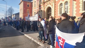 Mazurek sa postavil pred súd. Pred budovou skandovali jeho meno