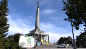 Slavín pomaľovaný ukrajinskými farbami. Kritizovaná reakcia na vojnu