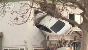 Predviedol kaskadérsky kúsok. S autom skončil zapichnutý na druhom poschodí budovy