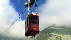 Netradičná záchranná akcia. K horolezcovi zlaňovali z lanovky