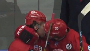 VIDEO: Bitkár z Čechova pobozkal spoluhráča!