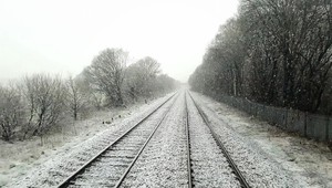 Vlak zastavil v poslednej chvíli. Na železničnú trať spadla lavína