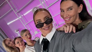 Neviete kombinovať výrazné letné farby? Módna stylistka ukázala inšpiráciu, ktorú si zamilujete!