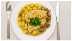 HLAVNÉ JEDLO - Kurací steak s opekanými zemiakmi a šampiňónovou omáčkou