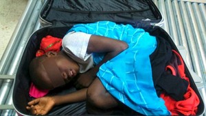 Šok na letisku. Otec chcel prepašovať syna v kufri, odhalil ho skener