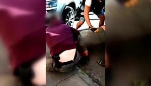 Kukláči pred panelákom zadržali príslušníka ZVJS