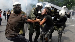 Peklo v Aténach: Naštvaným Grékom odklepli škrty!